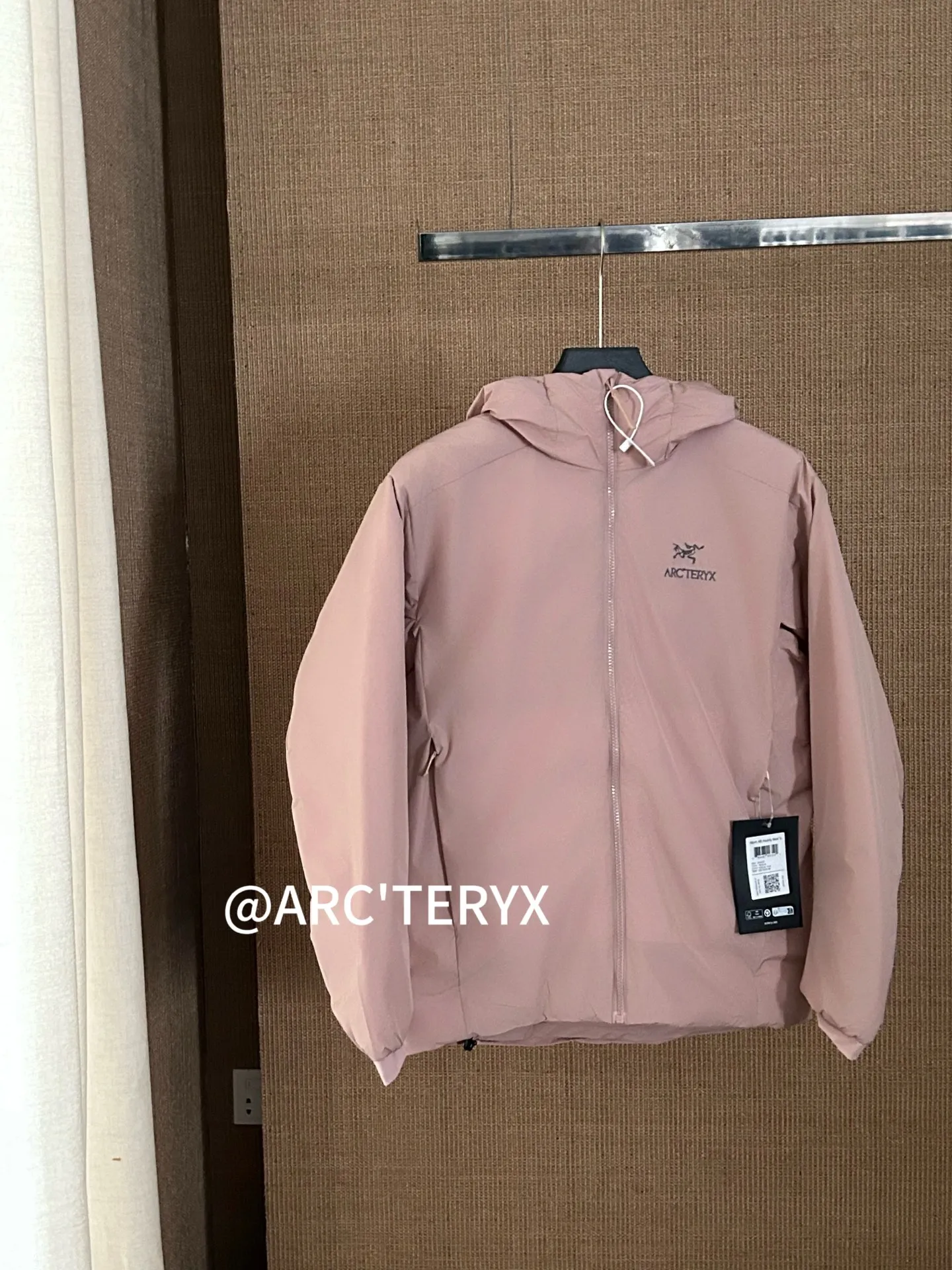 【Arcteryx Atom Hoody 】 : Arcteryx， ， ， 。 ， ， 。 ，Arcteryx ， 。Quality、 ， 。 ， + : ✅ 100% ，Tyono 30 ， ， ✅ ， Wear-Resistant Breathable ✅ ， ， ✅ ， ， ， ✅ 、 ， ， ✅ logo ， ✅ YKK， ✅ ：Coreloft TM Continuous 65 ， ✅（65g/m 2) : ，Breathable ，ATOM Coreloft TM Continuous ， ， ， ， Wear-Resistant ， ， ， 。